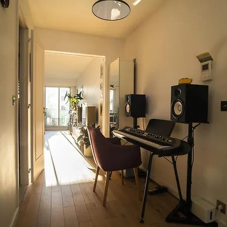 Bright With Sunny Balcony Apartament
